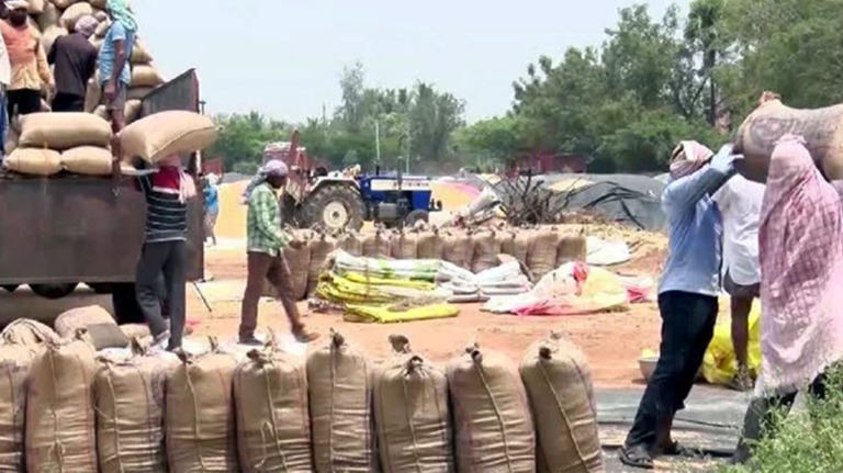 రైతుల గుండెల్లో గుబులు.. రూ. 12 లక్షల స్వాహా?